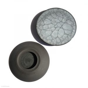 KSC141015 KŌBŌ DAIDAI Seladon Hoher Teller Suzuki Takashi, Nebukawa KINTEI Sense, Keramik, Japan 2 Teller von oben, eins umgedreht