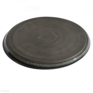 KSC141017 KŌBŌ DAIDAI Seladon Flacher Teller Suzuki Takashi, Nebukawa KINTEI Sense, Keramik, Japan Teller Boden von oben