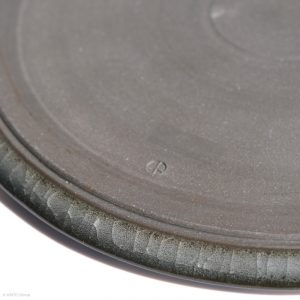 KSC141017 KŌBŌ DAIDAI Seladon Flacher Teller Suzuki Takashi, Nebukawa KINTEI Sense, Keramik, Japan Teller Boden Detail mit Signatur