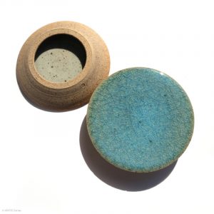 KSC141016 KŌBŌ DAIDAI Mikan Teller Suzuki Takashi, Nebukawa KINTEI Sense, Keramik, Japan 2 Teller nebeneinander, eins umgedreht, von oben, diagonal