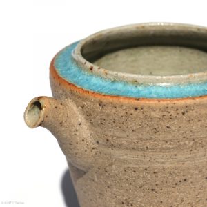 KSC161008 Suzuki Takashi Mikan Kanne Suzuki Takashi, Nebukawa KINTEI Sense, Keramik, Japan Mikan Kanne Ausgießer Detail Links