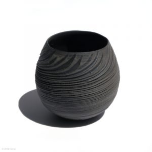 KSC111015 ISHIDA Kazuya Schwarzer Spiral Becher KINTEI Sense Bizen Japan Vollansicht hiniten