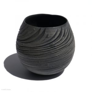KSC111015 ISHIDA Kazuya Schwarzer Spiral Becher KINTEI Sense Bizen Japan Vollansicht vorne