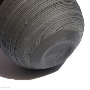KSC111015 ISHIDA Kazuya Schwarzer Spiral Becher KINTEI Sense Bizen Japan Nahaufnahme vorne