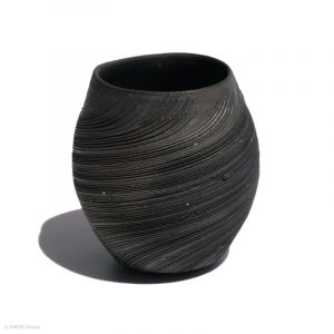 KSC111016 ISHIDA Kazuya Schwarzer Spiral Becher KINTEI Sense Bizen Japan Vollansicht vorne