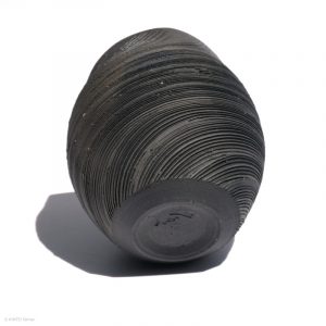 KSC111016 ISHIDA Kazuya Schwarzer Spiral Becher KINTEI Sense Bizen Japan Vollansicht unten Boden