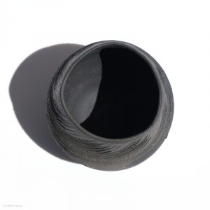 KSC111016 ISHIDA Kazuya Schwarzer Spiral Becher KINTEI Sense Bizen Japan Vollansicht oben mit Innenansicht