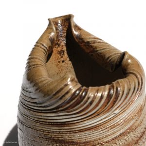 KSC161009 ISHIDA Kazuya Spiral Kanne KINTEI Sense Bizen Japan Nahaufnahme oben vorne