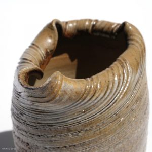 KSC161009 ISHIDA Kazuya Spiral Kanne KINTEI Sense Bizen Japan Nahaufnahme oben hinten