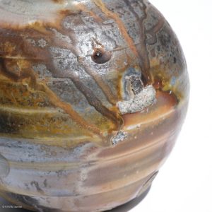 KSC161010 ISHIDA Kazuya Raho runde kleine vase KINTEI Sense Bizen Japan Nahaufnahme unten vorne