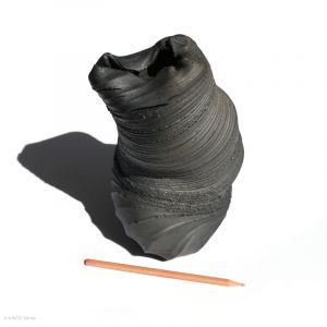 KSC351019 ISHIDA Kazuya Schwarze Spirale Vase RaSo KINTEI Sense Bizen Japan Maßbild