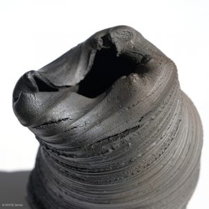 KSC351019 ISHIDA Kazuya Schwarze Spirale Vase RaSo KINTEI Sense Bizen Japan Ansicht vom oberen Teil hinten