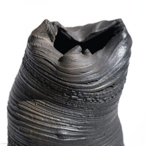 KSC351019 ISHIDA Kazuya Schwarze Spirale Vase RaSo KINTEI Sense Bizen Japan Ansicht vom oberen Teil vorne