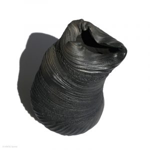 KSC351019 ISHIDA Kazuya Schwarze Spirale Vase RaSo KINTEI Sense Bizen Japan Vollansicht von oben
