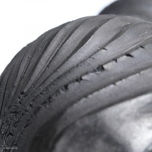 KSC351019 ISHIDA Kazuya Schwarze Spirale Vase RaSo KINTEI Sense Bizen Japan Nahaufnahme vom Boden
