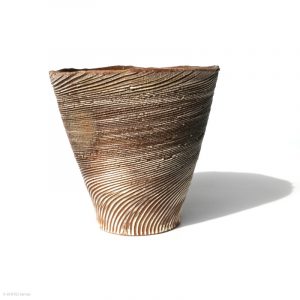 KSC351016 Ishida Kazuya Konische Raho Vase KINTEI Sense Japanische Keramik Unglasierte Vase Holzbrand Im ganzen Seite mit hellem Ascheanflug