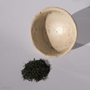KINTEI Sense Geschenkset Kisaragi Kohiki Keramiktee Schale handgemacht Morioka Japan iki 001 Tee Sencha Kanagawa Japan Set Schale und Tee 40g Tee und Schale close up