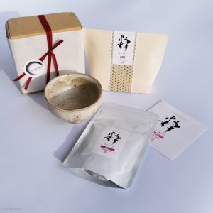 KINTEI Sense Geschenkset Kisaragi Kohiki Keramiktee Schale handgemacht Morioka Japan iki 001 Tee Sencha Kanagawa Japan Set Schale und Tee 40g mit Boxen Innen Detail