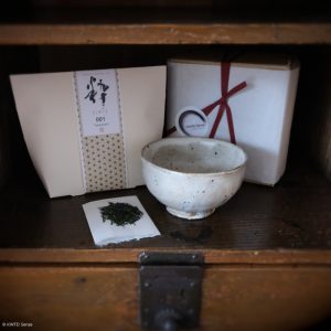 KINTEI Sense Geschenkset Kisaragi Kohiki Keramiktee Schale handgemacht Morioka Japan iki 001 Tee Sencha Kanagawa Japan Set Schale und Tee 40g mit Boxen Innen Detail im Tansu Schrank