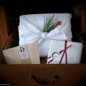 KINTEI Sense Geschenkset Kisaragi Kohiki Keramiktee Schale handgemacht Morioka Japan iki 001 Tee Sencha Kanagawa Japan Set Schale und Tee 40g mit GeschenkBox mit Furoshiki im Tansu Schrank