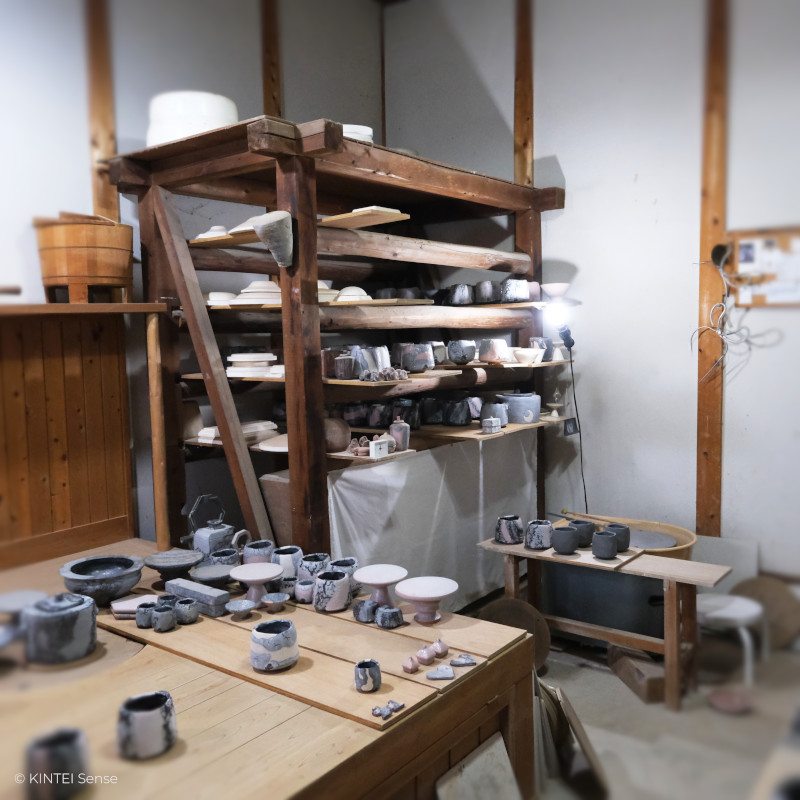 KINTEI Sense Hayashi Yuka Werkstatt Japan Mino Shino Keramik Toki Werkstatt mit Drehscheibe