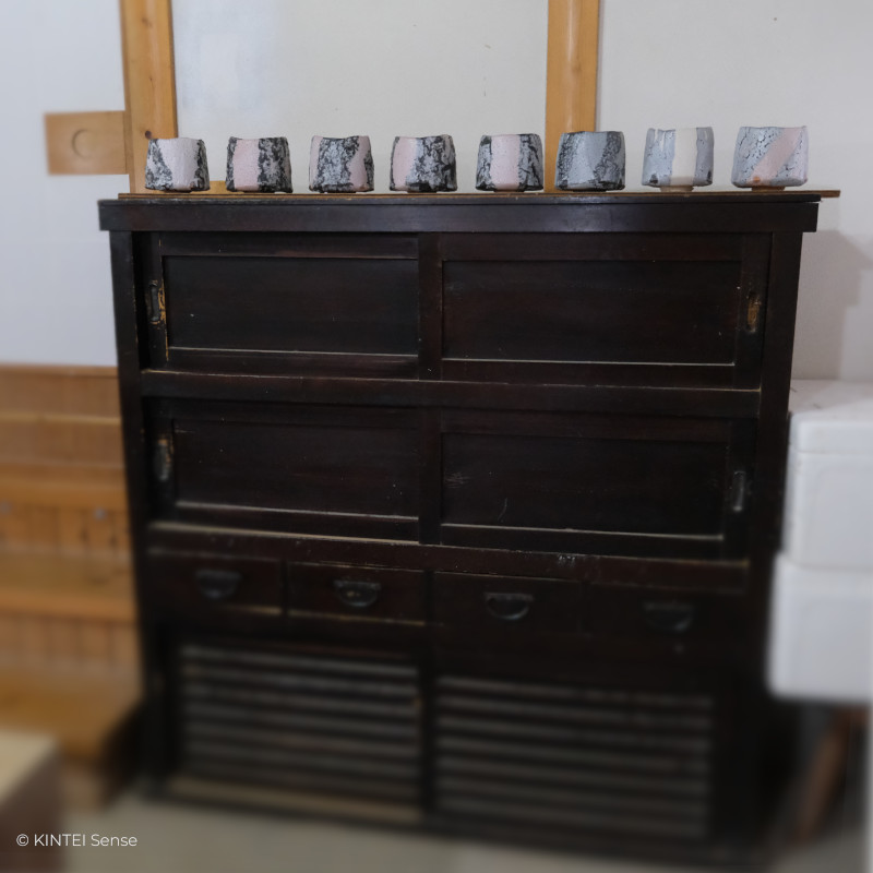 KINTEI Sense Hayashi Yuka Werkstatt Japan Mino Shino Keramik Toki Matcha Teeschalen mit Tansu