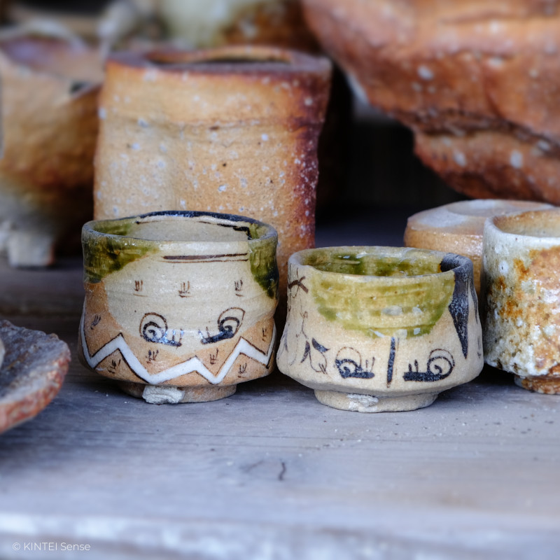KINTEI Sense Sawa Katsunori Werkstatt Shigaraki Oribe Japan Keramik Anagama Teekeramik Sake Schalen traditionelle oribe sakeschalen