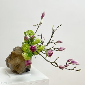 KINTEI Sense TAO Akira, Shigaraki, Japan Sitting Objet, Objekt, Vase, Skulptur Holzbrand, Ascheanflug, geometrische Form Ikebana
