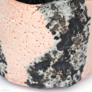 HAYASHI Yuka KINTEI Sense Galerie Shino Keramik Japan Mino Teekeramik Teezeremonie Matcha-schale Chawan Matcha Rosa und graue Schale Detail Yuzuhada Nadellöcher Feldspat Glasur