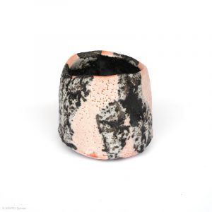 HAYASHI Yuka KINTEI Sense Galerie Shino Keramik Japan Mino Teekeramik Teezeremonie Matcha-schale Chawan Matcha Rosa und graue Schale Seitenansicht Links