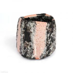 HAYASHI Yuka KINTEI Sense Galerie Shino Keramik Japan Mino Teekeramik Teezeremonie Matcha-schale Chawan Matcha Rosa und graue Schale Seiten Ansicht rechts