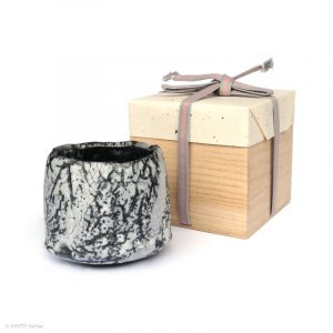HAYASHI Yuka KINTEI Sense Galerie Shino Keramik Japan Mino Teekeramik Teezeremonie Matcha-schale Matcha Graue Schale Chawan Craquelé Feldspat Glasur Mit signierter Paulownia-Holzkiste