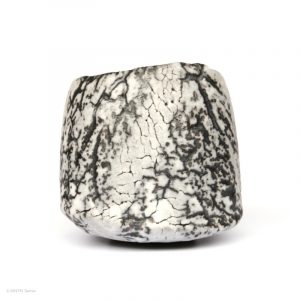 HAYASHI Yuka KINTEI Sense Galerie Shino Keramik Japan Mino Teekeramik Teezeremonie Matcha-schale Matcha Graue Schale Chawan Craquelé Feldspat Glasur Seitenansicht