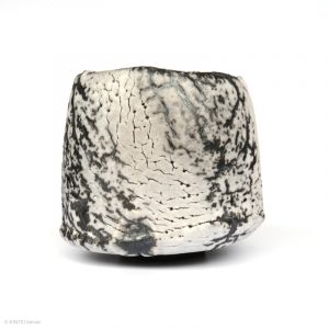 HAYASHI Yuka KINTEI Sense Galerie Shino Keramik Japan Mino Teekeramik Teezeremonie Matcha-schale Matcha Graue Schale Chawan Craquelé Feldspat Glasur Profil Ansicht mit Fingerabdruck