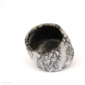 HAYASHI Yuka KINTEI Sense Galerie Shino Keramik Japan Mino Teekeramik Teezeremonie Matcha-schale Matcha Graue Schale Chawan Craquelé Feldspat Glasur Innenansicht schräg