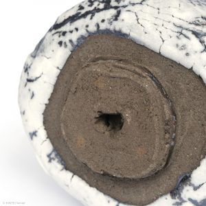 HAYASHI Yuka KINTEI Sense Galerie Shino Keramik Japan Mino Teekeramik Teezeremonie Matcha-schale Matcha Graue Schale Chawan Craquelé Feldspat Glasur Detail Fuß