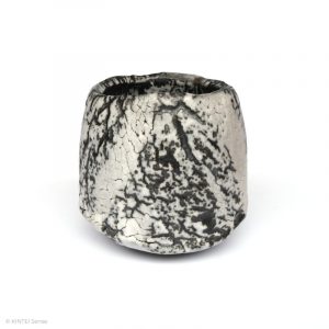 HAYASHI Yuka KINTEI Sense Galerie Shino Keramik Japan Mino Teekeramik Teezeremonie Matcha-schale Matcha Graue Schale Chawan Craquelé Feldspat Glasur Seitenansicht