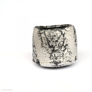 HAYASHI Yuka KINTEI Sense Galerie Shino Keramik Japan Mino Teekeramik Teezeremonie Matcha-schale Matcha Graue Schale Chawan Craquelé Feldspat Glasur hintere Seite