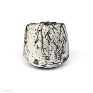 HAYASHI Yuka KINTEI Sense Galerie Shino Keramik Japan Mino Teekeramik Teezeremonie Matcha-schale Matcha Graue Schale Chawan Craquelé Feldspat Glasur Profil