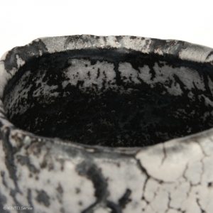 HAYASHI Yuka KINTEI Sense Galerie Shino Keramik Japan Mino Teekeramik Teezeremonie Matcha-schale Matcha Graue Schale Chawan Craquelé Feldspat Glasur Detail Mund Innen