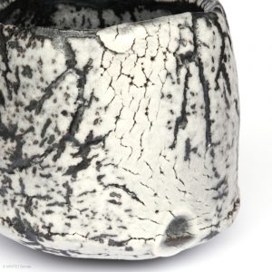 HAYASHI Yuka KINTEI Sense Galerie Shino Keramik Japan Mino Teekeramik Teezeremonie Matcha-schale Matcha Graue Schale Chawan Craquelé Feldspat Glasur Detail Seite mit Fingerabdruck