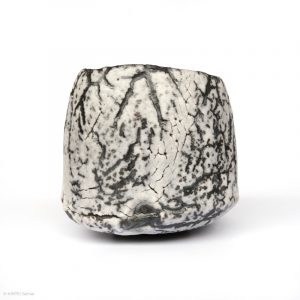 HAYASHI Yuka KINTEI Sense Galerie Shino Keramik Japan Mino Teekeramik Teezeremonie Matcha-schale Matcha Graue Schale Chawan Craquelé Feldspat Glasur Seitenansicht mit Fingerabdruck