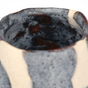 HAYASHI Yuka KINTEI Sense Galerie Shino Keramik Japan Mino Sakekeramik Sake Becher Guinomie Craquelé Feldspat Glasur Grau und Weiß Detail Mund innen
