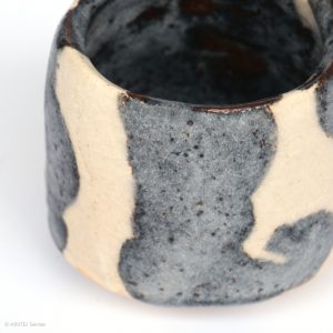 HAYASHI Yuka KINTEI Sense Galerie Shino Keramik Japan Mino Sakekeramik Sake Becher Guinomie Craquelé Feldspat Glasur Grau und Weiß Detail Seite
