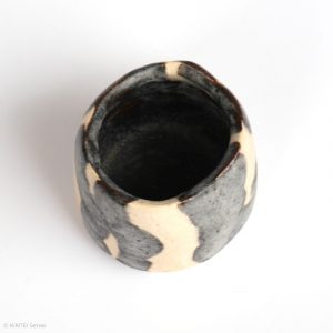 HAYASHI Yuka KINTEI Sense Galerie Shino Keramik Japan Mino Sakekeramik Sake Becher Guinomie Craquelé Feldspat Glasur Grau und Weiß Sicht von oben