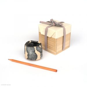 HAYASHI Yuka KINTEI Sense Galerie Shino Keramik Japan Mino Sakekeramik Sake Becher Guinomie Craquelé Feldspat Glasur Grau und Weiß Maßstab