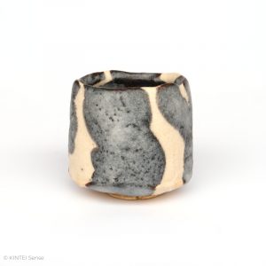 HAYASHI Yuka KINTEI Sense Galerie Shino Keramik Japan Mino Sakekeramik Sake Becher Guinomie Craquelé Feldspat Glasur Grau und Weiß Profil hinten