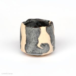 HAYASHI Yuka KINTEI Sense Galerie Shino Keramik Japan Mino Sakekeramik Sake Becher Guinomie Craquelé Feldspat Glasur Grau und Weiß Profil andere Seite