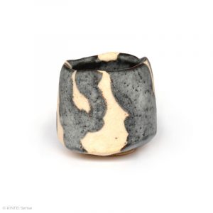 HAYASHI Yuka KINTEI Sense Galerie Shino Keramik Japan Mino Sakekeramik Sake Becher Guinomie Craquelé Feldspat Glasur Grau und Weiß Profil