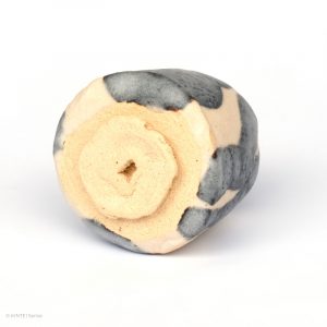 HAYASHI Yuka KINTEI Sense Galerie Shino Keramik Japan Mino Sakekeramik Sake Becher Guinomie Craquelé Feldspat Glasur Grau und Weiß Fuß